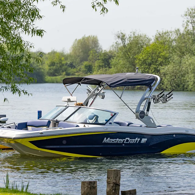 4 Lakes Waterski School boat on the Cotswold Water Park