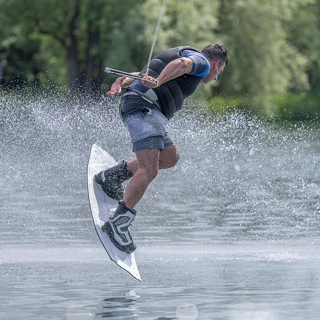 Wakeboarding on the Cotswold water park