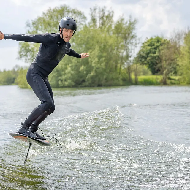 Wakefoiling on the Cotswold Water Park