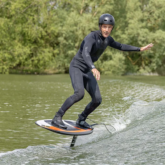 Wakefoiling on the Cotswold Water Park