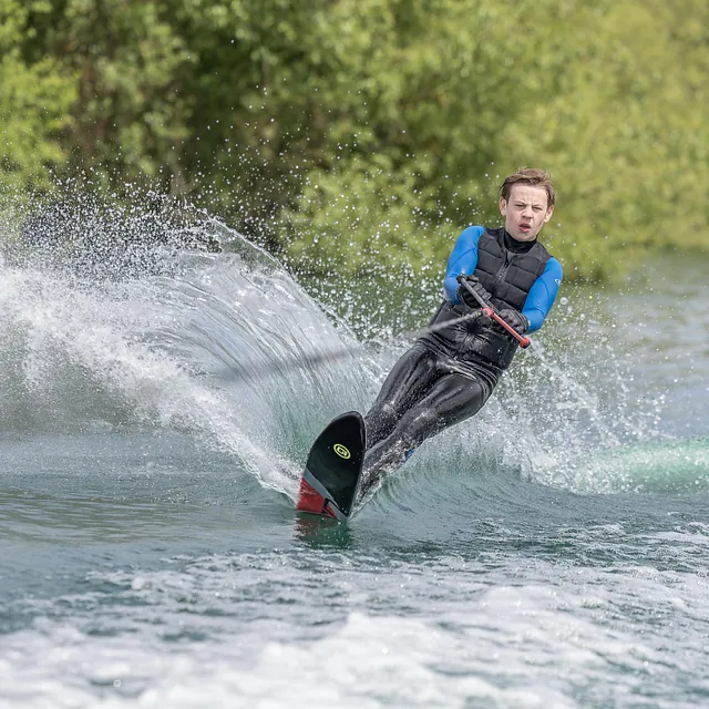 Waterskiing on the cotswold water park